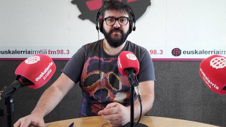 Angel Erro: "Urriko iraultzarekin bat egiteko etxeko pareta bat gorriz margotu dugu"