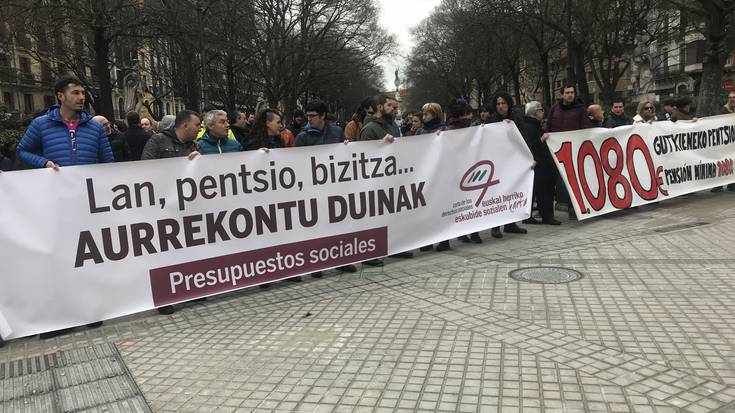 Aurrekontu "antisozialen" kontra elkarretaratzea egin dute ELAk eta LABek