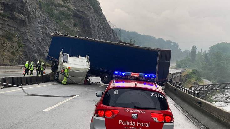 A-15 autobia moztuta, kamioi bat irauli ondoren