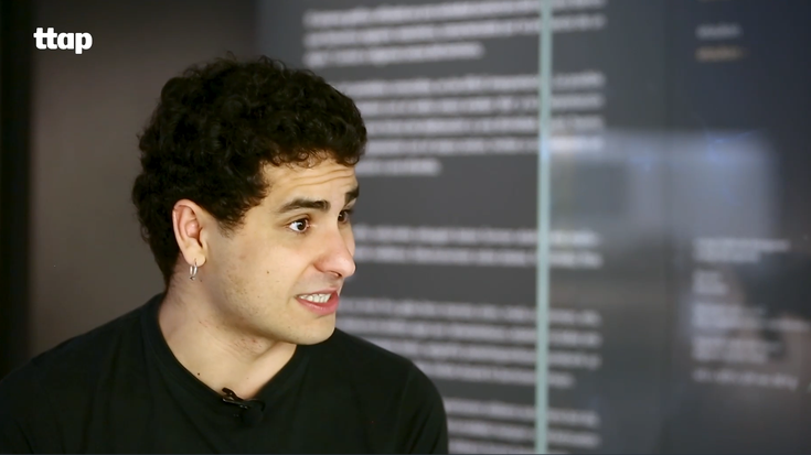 Oier Santamaria: "LGTBI kolektiboaren historia gauza asko izan daiteke, baina ez da grisa, ez da tristea"