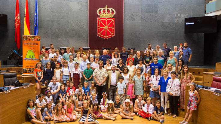 Uda Nafarroan igarotzen ari diren Txernobylgo haurrei harrera egin die parlamentuak