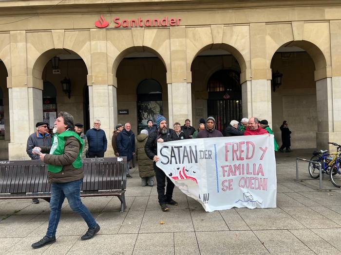 Berriozarko bizilagun bat zorrarekin eta etxerik gabe utzi dezaketela salatu du Hipotekek Kalteturiko Plataformak