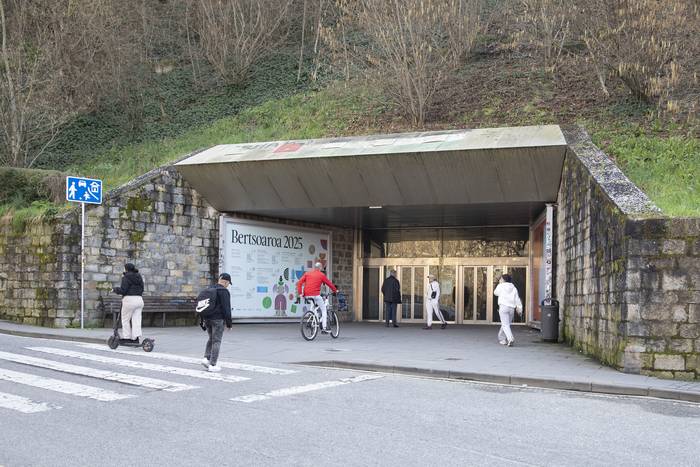 Itxi eginen dituzte tarte batez Descalzos kalera igotzen diren igogailuak