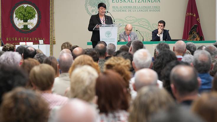 Poesia garaikidea lagun egin du Euskaltzaindiko sarrera hitzaldia Castillo Suarezek