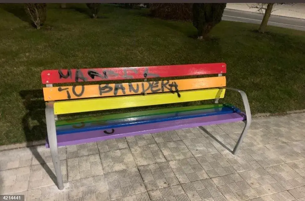 LGTBIQ+ banku baten aurkako pintaketa gaitzetsi du Eguesibarko Udalak