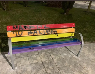 LGTBIQ+ banku baten aurkako pintaketa gaitzetsi du Eguesibarko Udalak