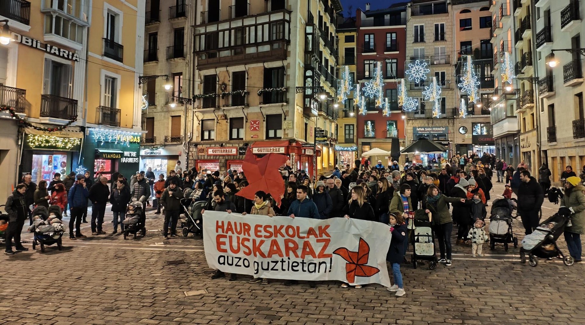 Iruñeko auzo guztiek euskarazko haur eskola eduki dezatela eskatu dute hainbat familiak