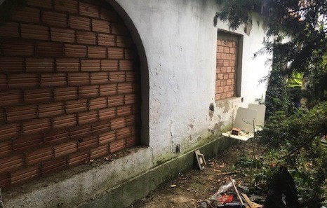 2017an okupatu zuten Arraiza Etxeko sarrerak hormatu ditu Iruñeko Udalak