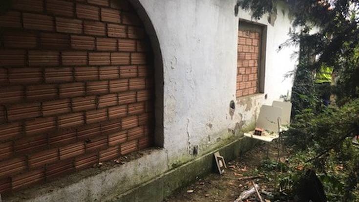 2017an okupatu zuten Arraiza Etxeko sarrerak hormatu ditu Iruñeko Udalak