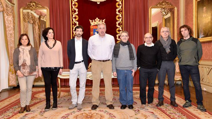 Frankismoaren sinbologia kentzen lagunduko dio Iruñeko Udalak Nafarroako Gobernuari