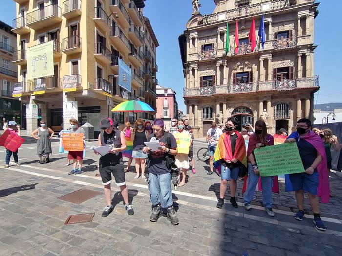 Harrotu zerbitzuko murrizketak salatzeko protesta eginen dute bihar LGBTIQ+ eta Transbollobimarika kolektiboek