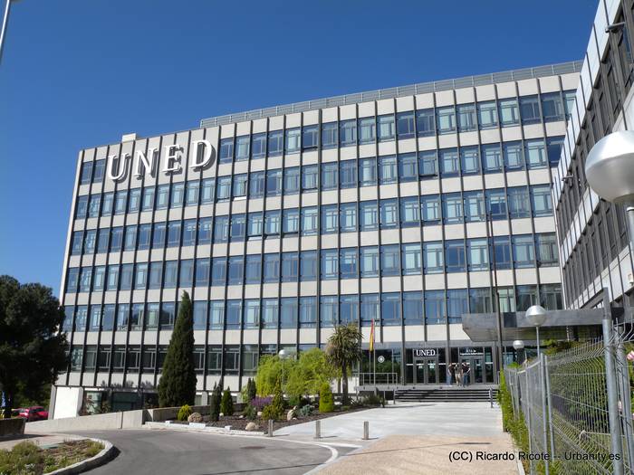 Izen ematea zabalik dago Iruñeko UNEDeko 27 graduetan