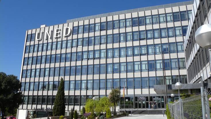 Izen ematea zabalik dago Iruñeko UNEDeko 27 graduetan
