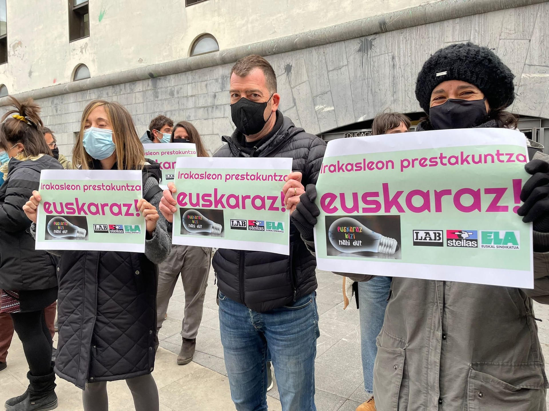 D ereduko irakasleentzako euskarazko formakuntza urria salatu dute sindikatuek
