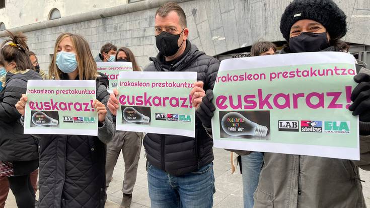 D ereduko irakasleentzako euskarazko formakuntza urria salatu dute sindikatuek