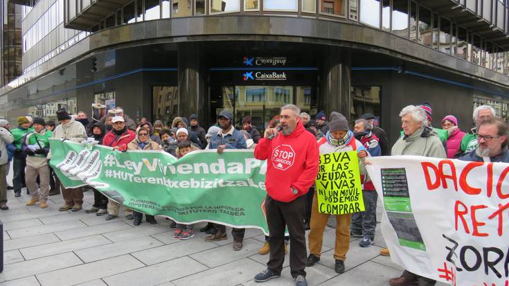 Bi etxe kaleratze geldiarazi nahi dituzte Berriozarren