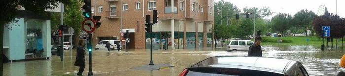 Autoak Burlatako bidean eta Club Natacion inguruan ez uzteko gomendatu du Udaltzaingoak, uholde arriskua dela eta