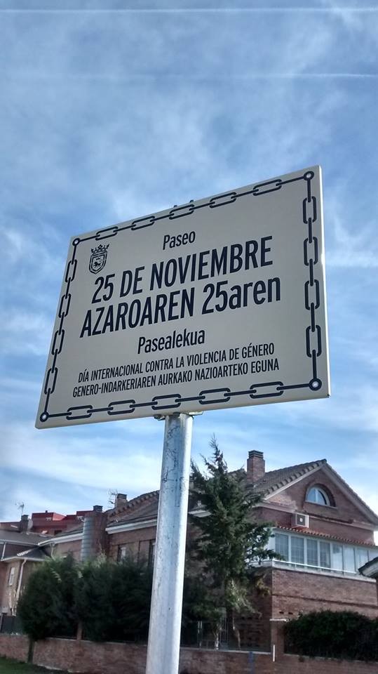 "Azaroaren 25a" pasealekuko plakak behin betiko elebidun izanen dira.