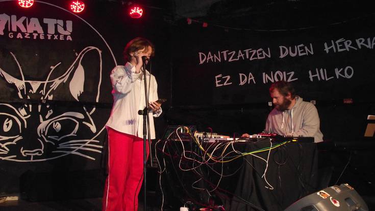 Leire Vargas: “Poesiarekin publikoarengan erantzun bat eragitea bilatzen dut”