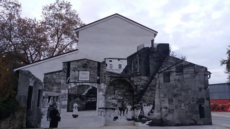 Garbitzaileen omenezko murala margotu du Iruñeko Udalak Arrotxapean