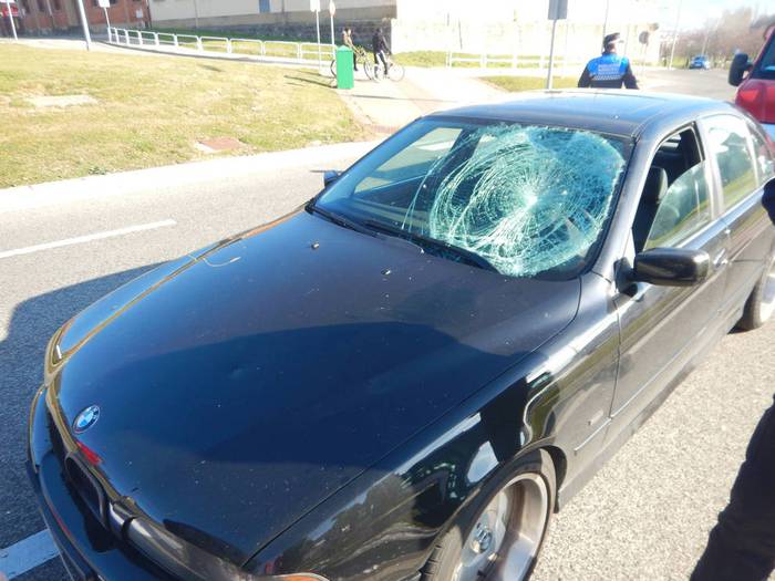 Txirrindulari bat larri zaurituta, drogaturiko auto gidari batek harrapatuta