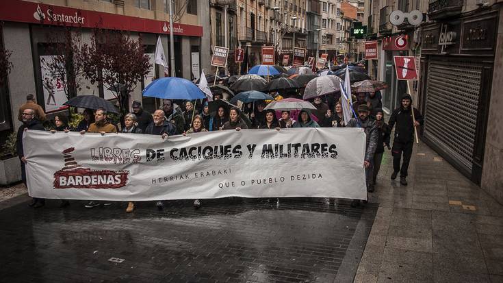 Bardea gerrarako ariketa eremu ez dadila izan eskatu dute