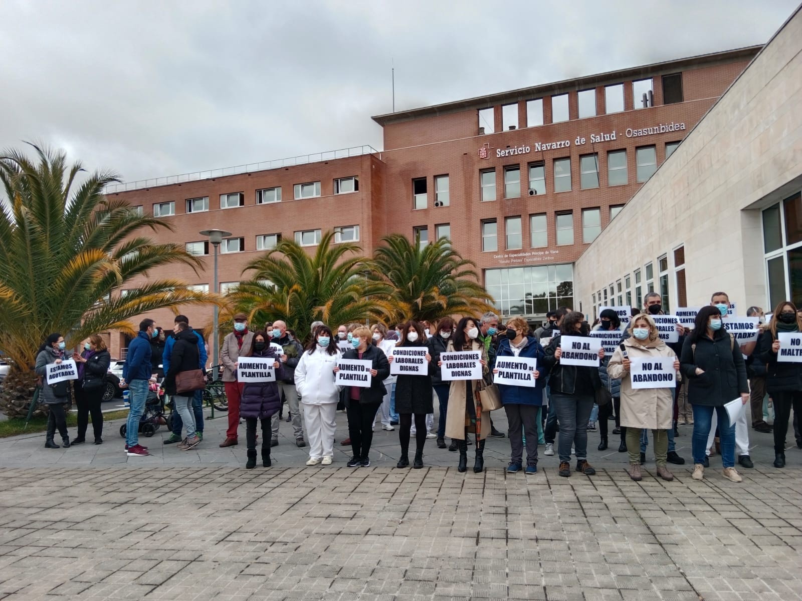 Gobernuek abandonatu dituztela salatu dute osasun langileek