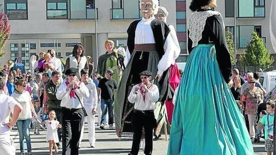 Jai herrikoiak antolatzeko xedez bildu dira Udala eta festa batzordeak