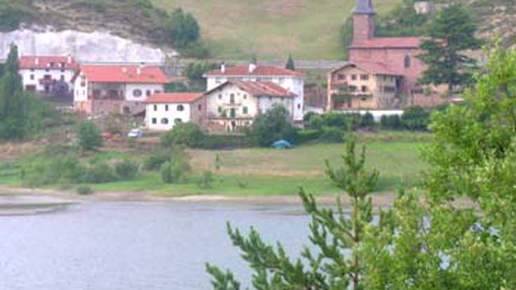 Esteribarren barna Mikel Gastesi alkatearekin