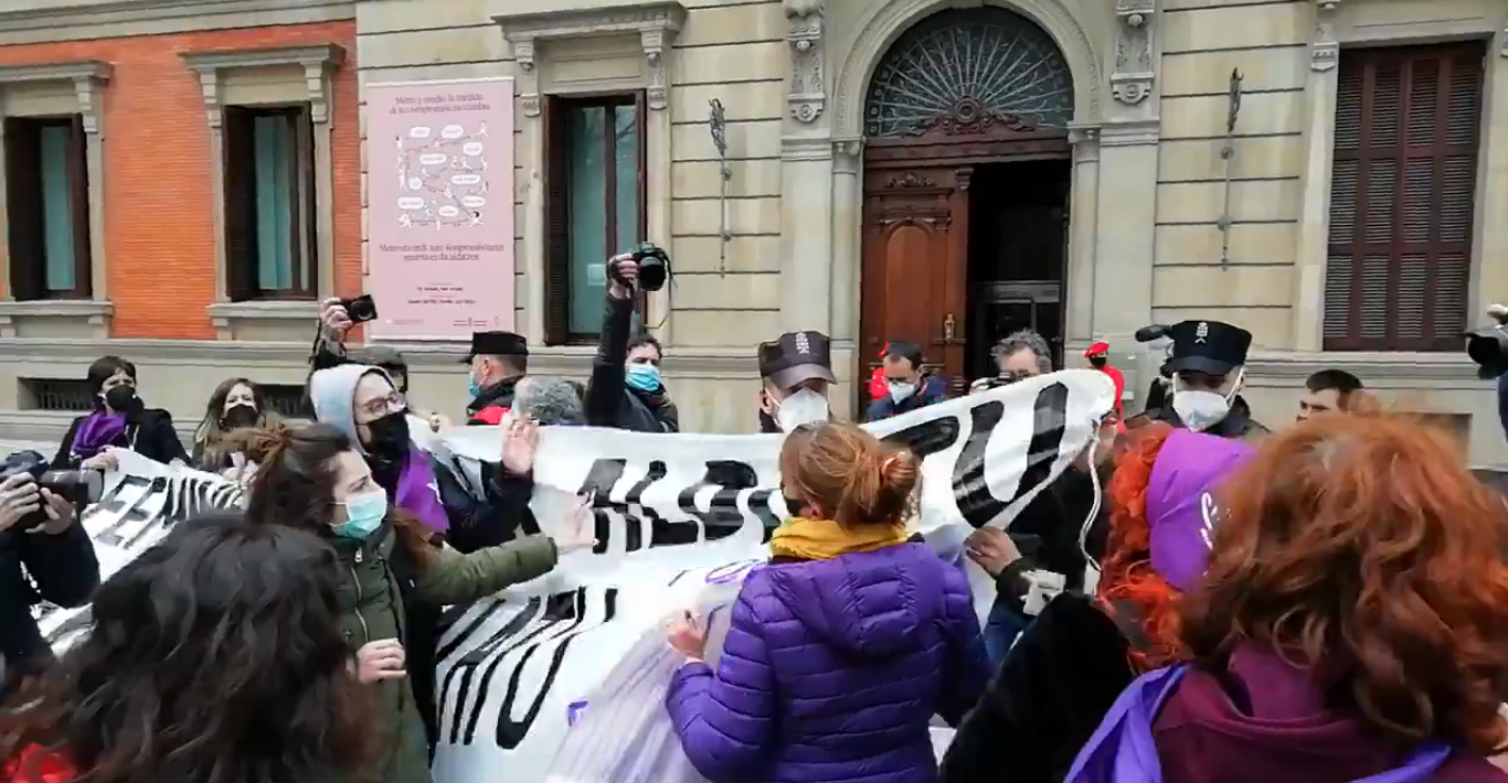 Mugimendu feministako kide bat atxilotu dute Parlamentuan