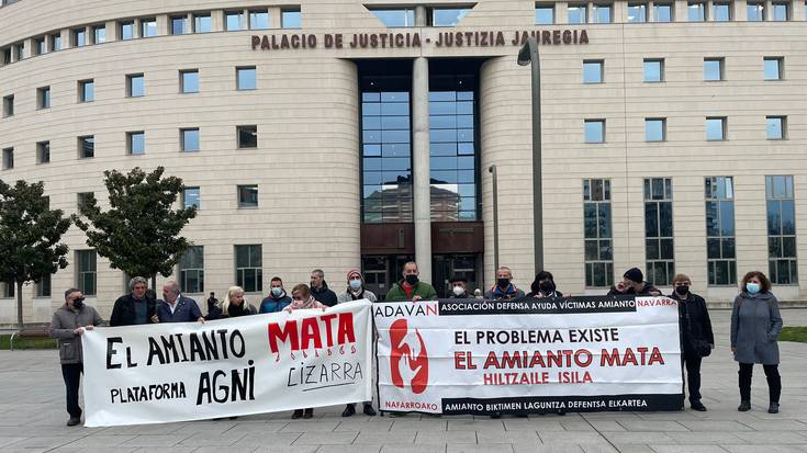 Amiantoa kentzeko plana bete dadila eskatu dute