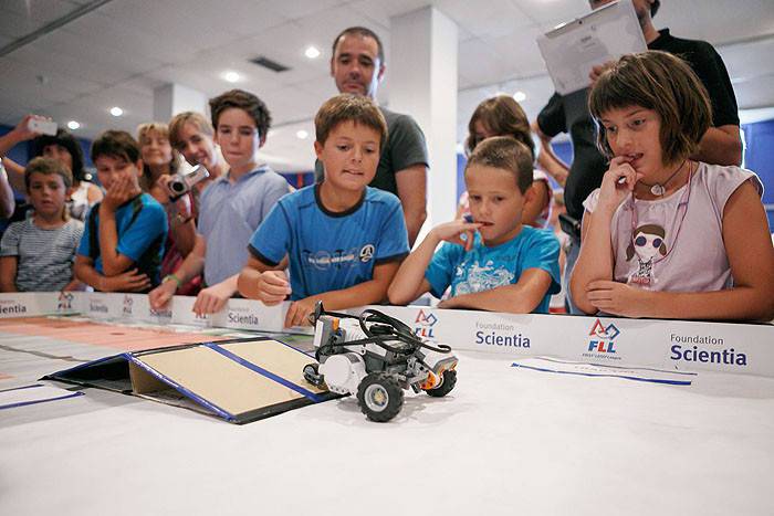 Haurrentzako robotika ikastaroa euskaraz  Iruñeko Planetarioan