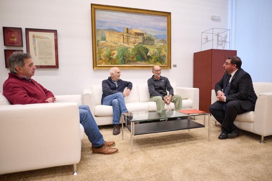 Erorien Monumentua Eraisteko Plataformak bere eskaerak parlamentuko presidenteari helarazi dizkio