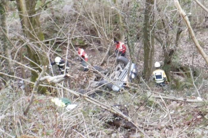 21 urteko gazte bat hil da Baztanen, autoarekin amildegi batetik behera erorita