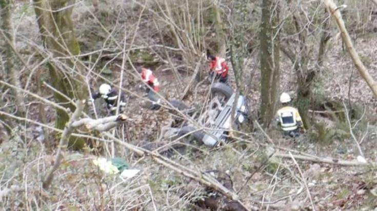 21 urteko gazte bat hil da Baztanen, autoarekin amildegi batetik behera erorita