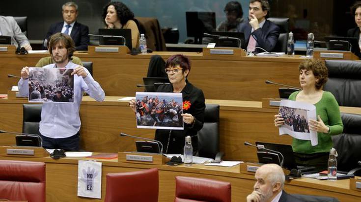 Ahal Dugu-k errefuxiatuen irudiak erretiratzeko agindu dio Ahal Dugu-ri