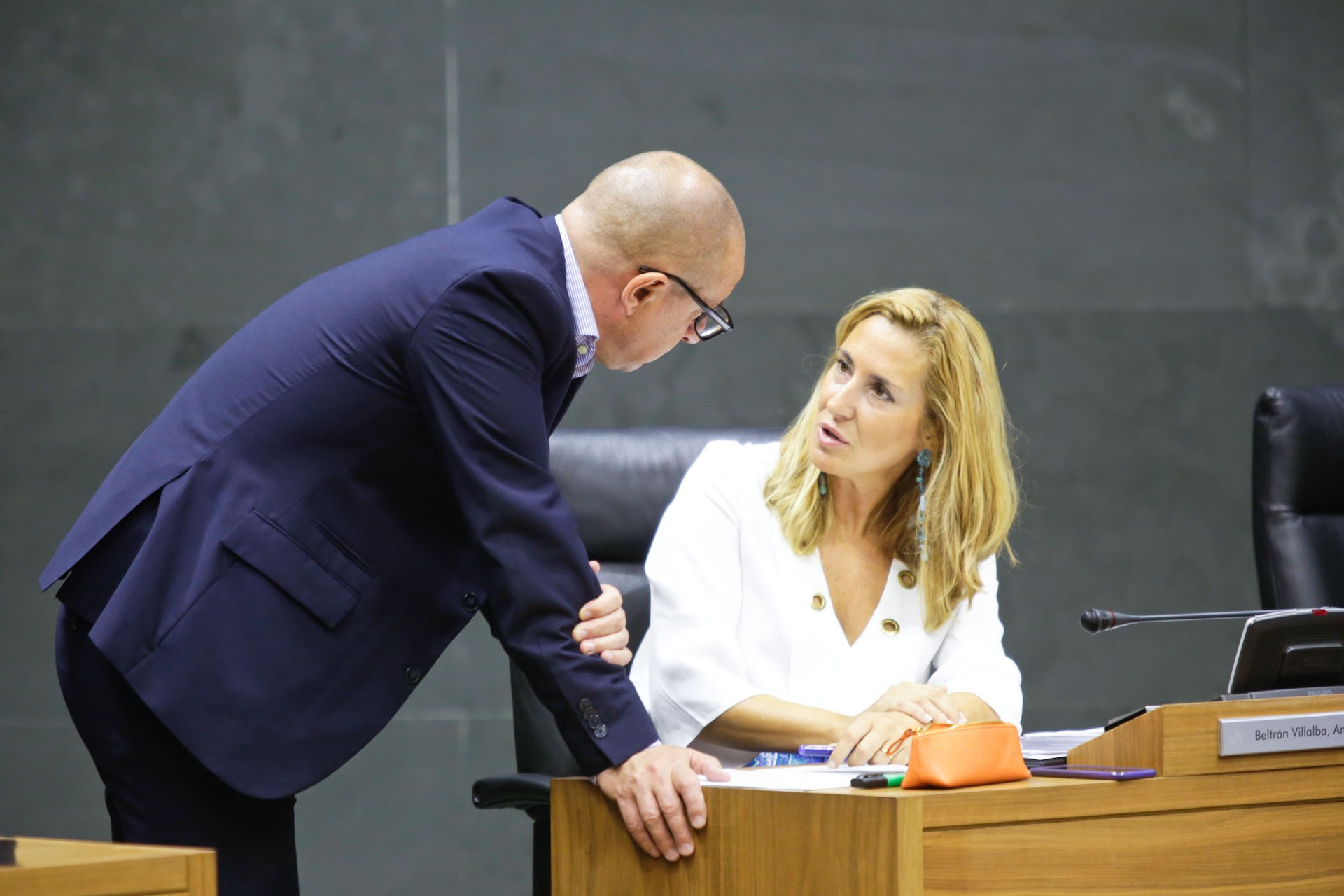 Parlamentuak atzera bota du irakasleak "autoritate publikoa" izateko PPren proposamena