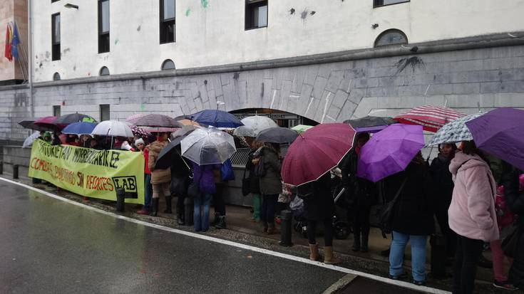 Eskolako jardunaldi jarraiaren ondorioz murrizketak eta kaleratzeak salatu dituzte jantokiko langileek