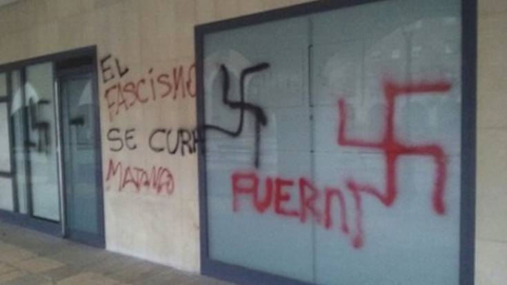 UPNren egoitzan agertu diren pintaketak salatu dituzte