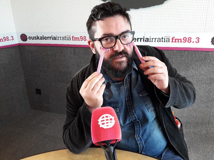 Angel Erro: "Urdinaren hegemoniarekin bukatu beharra dago; boterearen kolorea da"