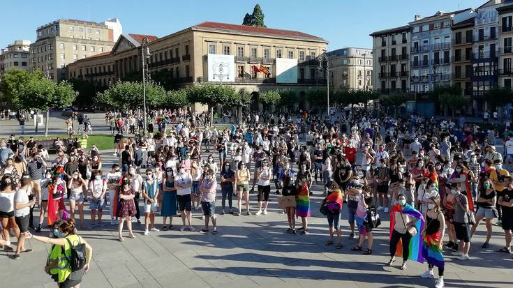 Normaltasuna hautsi eta borroka egitera dei egin dute LGTBI+ harrotasunaren martxan