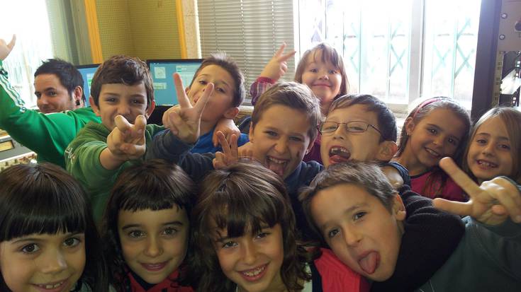 Zangozako 43 haur irratian gaur.