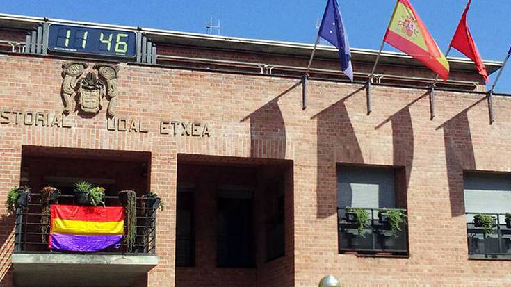 Errepublikaren bandera jartzeagatik inputazioa eskatu du Espainiako ordezkaritzak