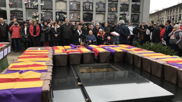 Frankismoak eraildako 47 pertsonaren gorpuzkiak hobiratu dituzte Iruñeko hilerrian