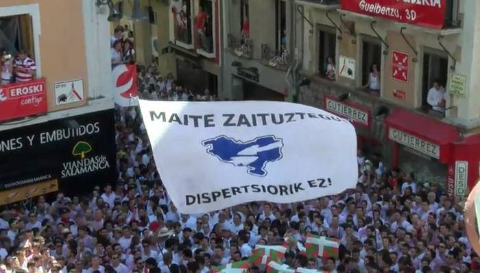 Dispertsioaren kontrako pankarta sartu dute udal plazara