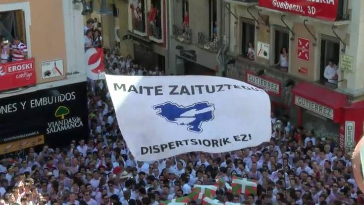 Dispertsioaren kontrako pankarta sartu dute udal plazara