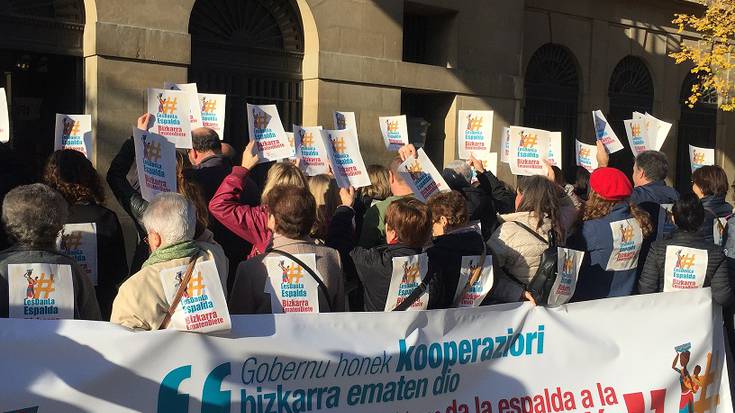 Nazioarteko lankidetzari gobernuak "bizkar" ematen diola salatu dute